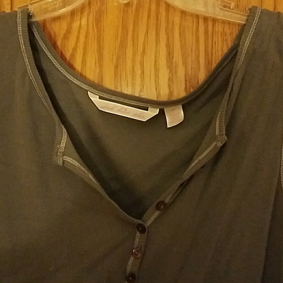 Adorable v neck button tank - Picture 2 of 6